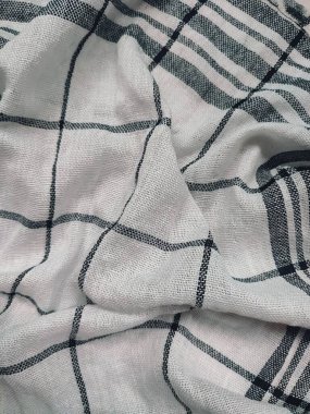 Siyah çizgili, yırtık pırtık beyaz peçete.