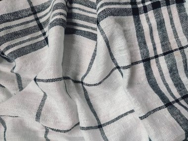 Siyah çizgili, yırtık pırtık beyaz peçete.