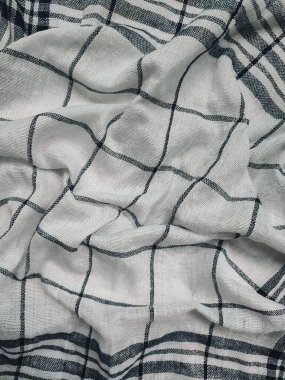 Siyah çizgili, yırtık pırtık beyaz peçete.