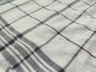 Siyah çizgili, yırtık pırtık beyaz peçete.