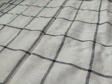 Siyah çizgili, yırtık pırtık beyaz peçete.