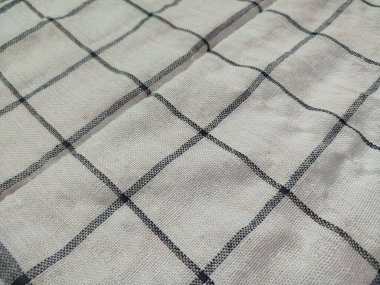 Siyah çizgili, yırtık pırtık beyaz peçete.