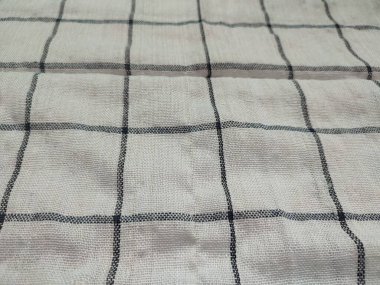 Siyah çizgili, yırtık pırtık beyaz peçete.