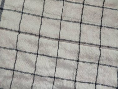 Siyah çizgili, yırtık pırtık beyaz peçete.