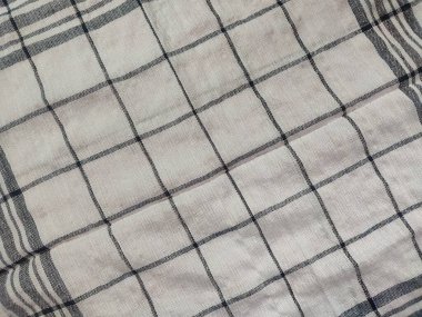 Siyah çizgili, yırtık pırtık beyaz peçete.