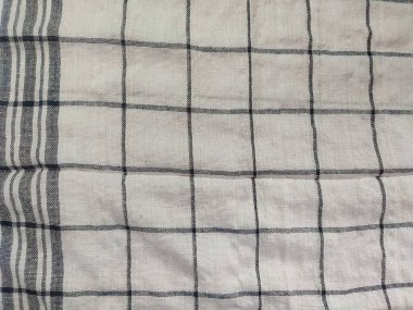 Siyah çizgili, yırtık pırtık beyaz peçete.