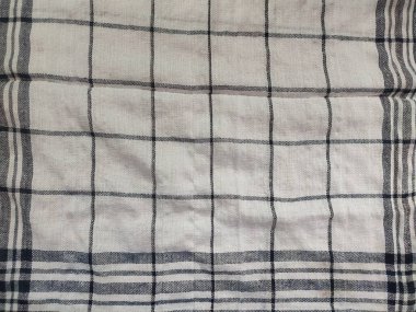 Siyah çizgili, yırtık pırtık beyaz peçete.