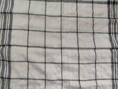 Siyah çizgili, yırtık pırtık beyaz peçete.