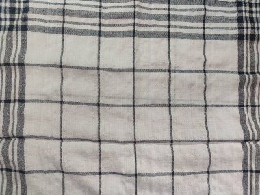 Siyah çizgili, yırtık pırtık beyaz peçete.