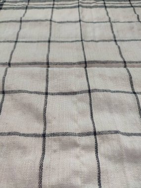 Siyah çizgili, yırtık pırtık beyaz peçete.