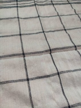 Siyah çizgili, yırtık pırtık beyaz peçete.