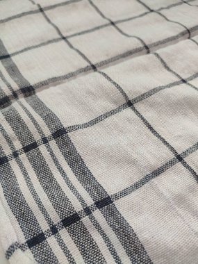 Siyah çizgili, yırtık pırtık beyaz peçete.