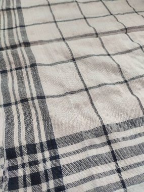 Siyah çizgili, yırtık pırtık beyaz peçete.