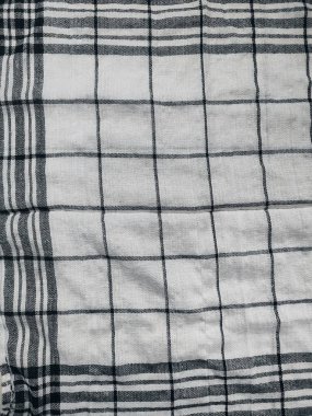 Siyah çizgili, yırtık pırtık beyaz peçete.