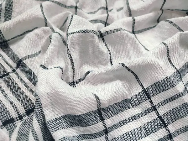 Siyah çizgili, yırtık pırtık beyaz peçete.