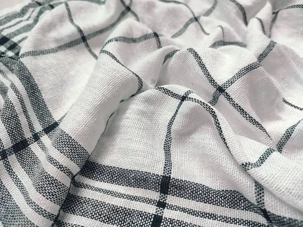 Siyah çizgili, yırtık pırtık beyaz peçete.