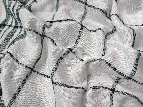 Siyah çizgili, yırtık pırtık beyaz peçete.