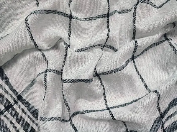 Siyah çizgili, yırtık pırtık beyaz peçete.