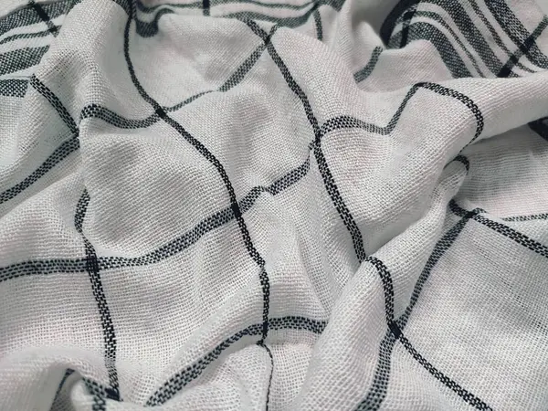 Siyah çizgili, yırtık pırtık beyaz peçete.