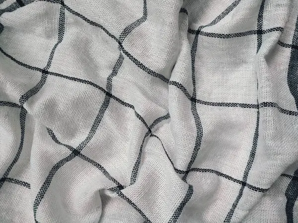 Siyah çizgili, yırtık pırtık beyaz peçete.