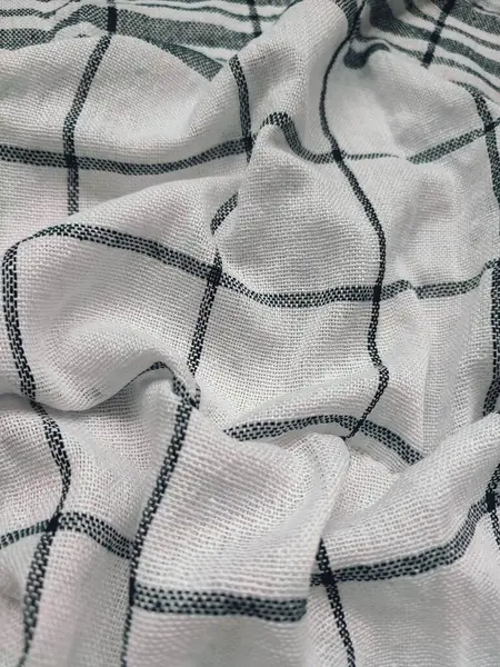 Siyah çizgili, yırtık pırtık beyaz peçete.