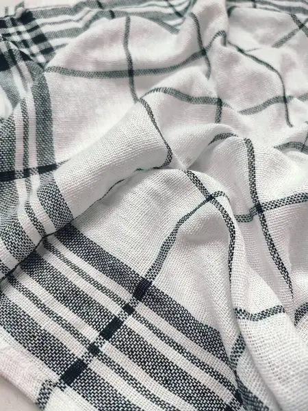 Siyah çizgili, yırtık pırtık beyaz peçete.