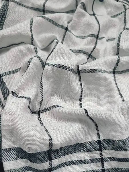 Siyah çizgili, yırtık pırtık beyaz peçete.