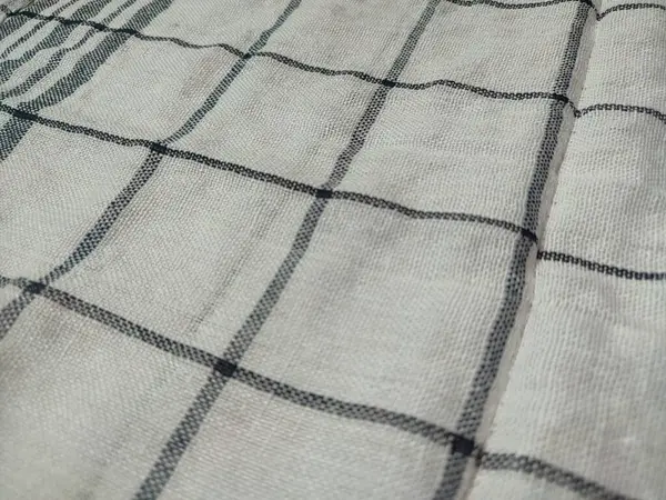 Siyah çizgili, yırtık pırtık beyaz peçete.