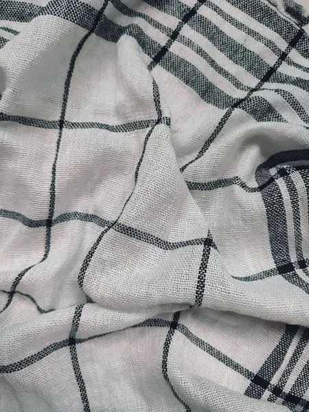 Siyah çizgili, yırtık pırtık beyaz peçete.