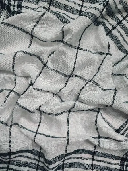 Siyah çizgili, yırtık pırtık beyaz peçete.