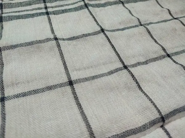 Siyah çizgili, yırtık pırtık beyaz peçete.