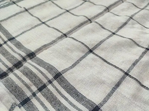 Siyah çizgili, yırtık pırtık beyaz peçete.