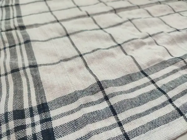 Siyah çizgili, yırtık pırtık beyaz peçete.