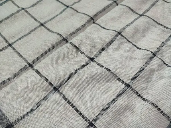 Siyah çizgili, yırtık pırtık beyaz peçete.