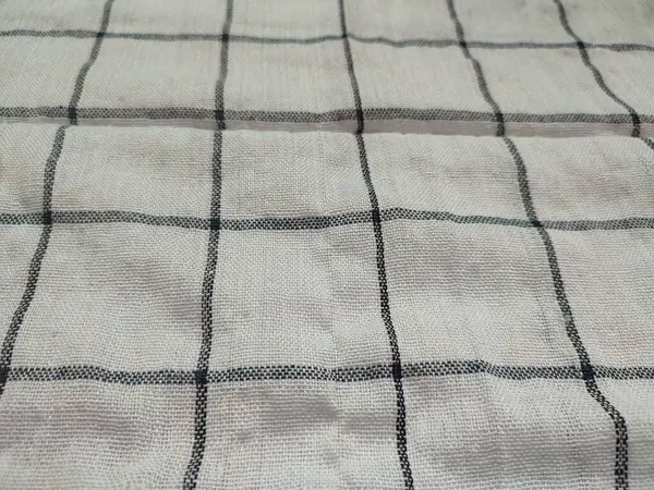 Siyah çizgili, yırtık pırtık beyaz peçete.