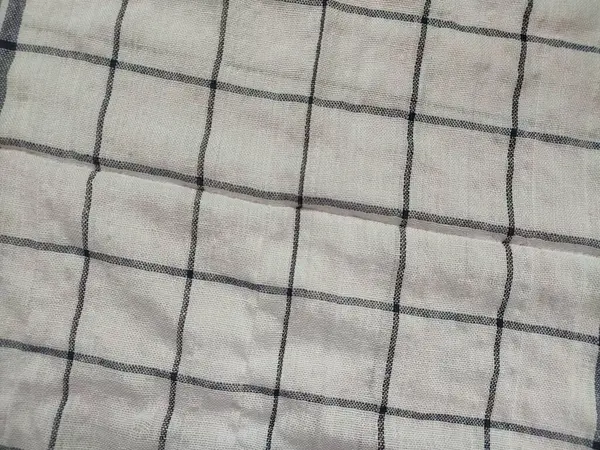 Siyah çizgili, yırtık pırtık beyaz peçete.