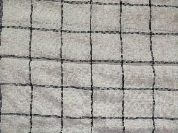 Siyah çizgili, yırtık pırtık beyaz peçete.