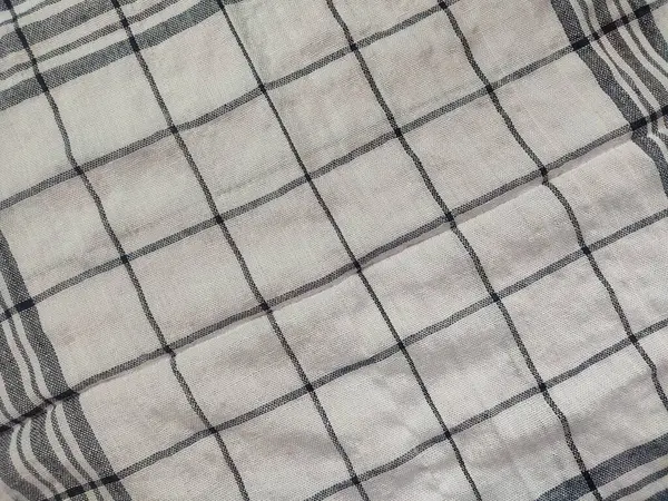 Siyah çizgili, yırtık pırtık beyaz peçete.