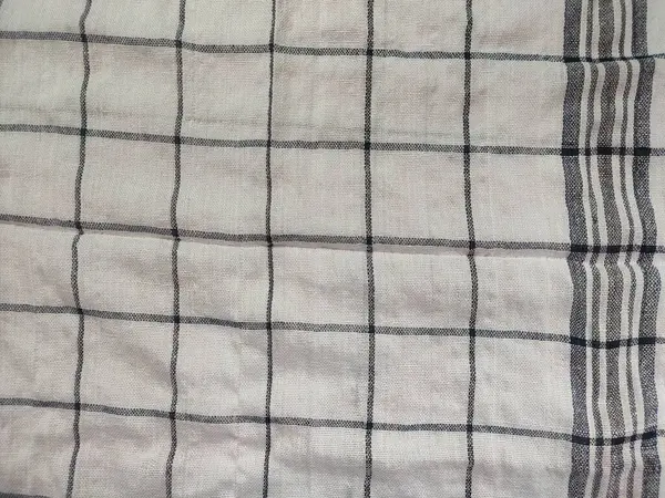 Siyah çizgili, yırtık pırtık beyaz peçete.