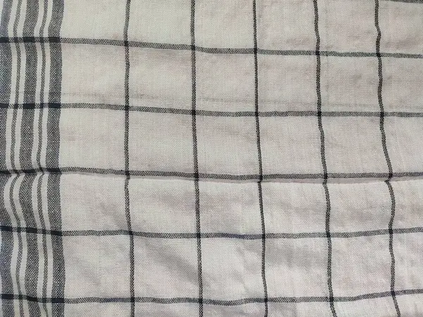 Siyah çizgili, yırtık pırtık beyaz peçete.