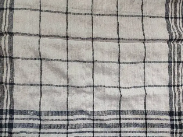 Siyah çizgili, yırtık pırtık beyaz peçete.