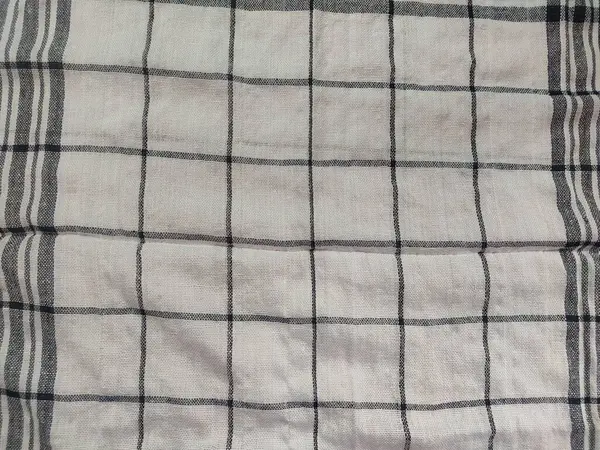 Siyah çizgili, yırtık pırtık beyaz peçete.