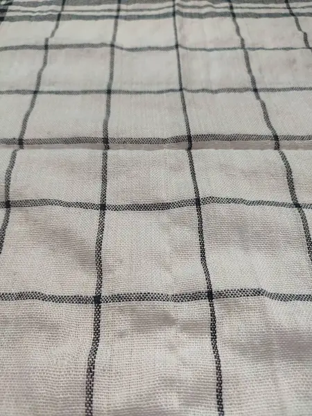 Siyah çizgili, yırtık pırtık beyaz peçete.