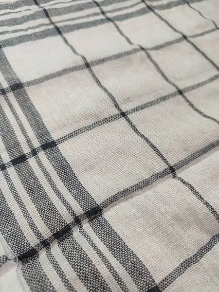 Siyah çizgili, yırtık pırtık beyaz peçete.