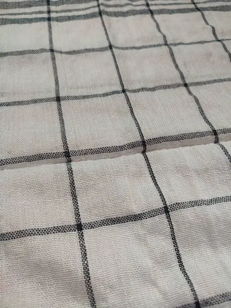 Siyah çizgili, yırtık pırtık beyaz peçete.