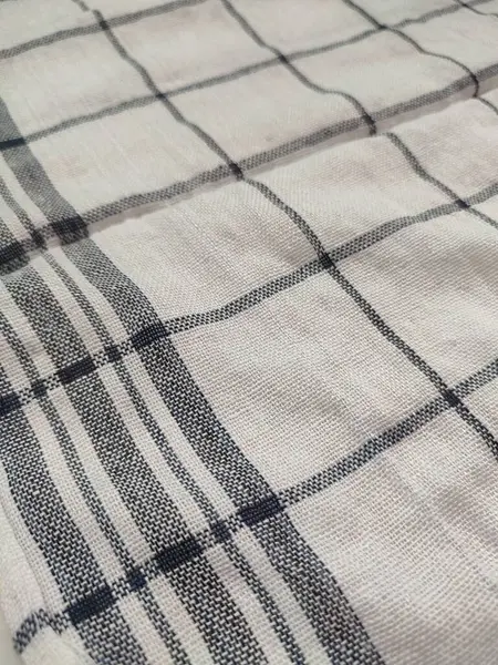 Siyah çizgili, yırtık pırtık beyaz peçete.