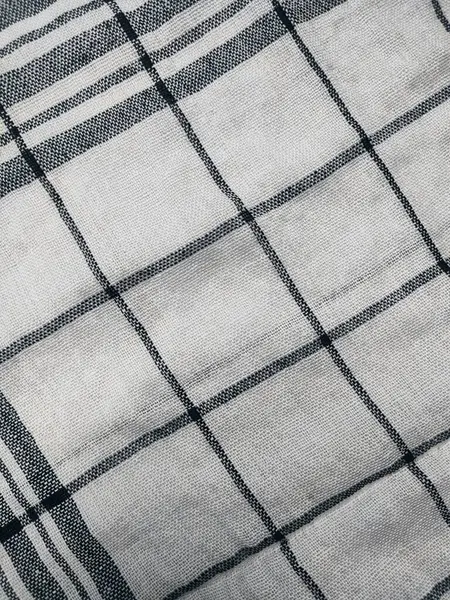 Siyah çizgili, yırtık pırtık beyaz peçete.