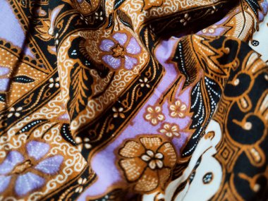 Cava Batik 'te yaygın olarak bulunan motifleri içeren bir arka plan modeli. Şablon simetrik ve soyut olup kumaş, giysi, sanat eseri veya ambalaj kağıdı tasarımlarında kullanılabilir..