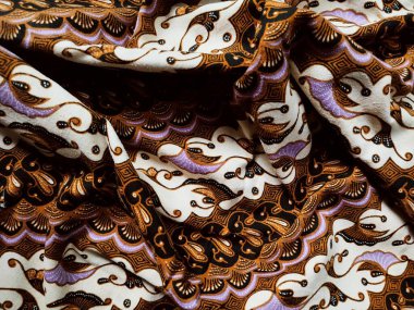 Cava Batik 'te yaygın olarak bulunan motifleri içeren bir arka plan modeli. Şablon simetrik ve soyut olup kumaş, giysi, sanat eseri veya ambalaj kağıdı tasarımlarında kullanılabilir..