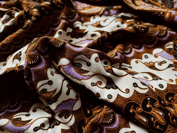 Cava Batik 'te yaygın olarak bulunan motifleri içeren bir arka plan modeli. Şablon simetrik ve soyut olup kumaş, giysi, sanat eseri veya ambalaj kağıdı tasarımlarında kullanılabilir..